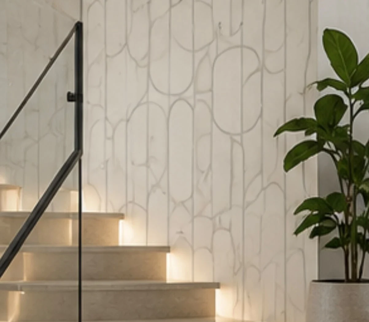 Escalera con muro de papel tapiz geométrico