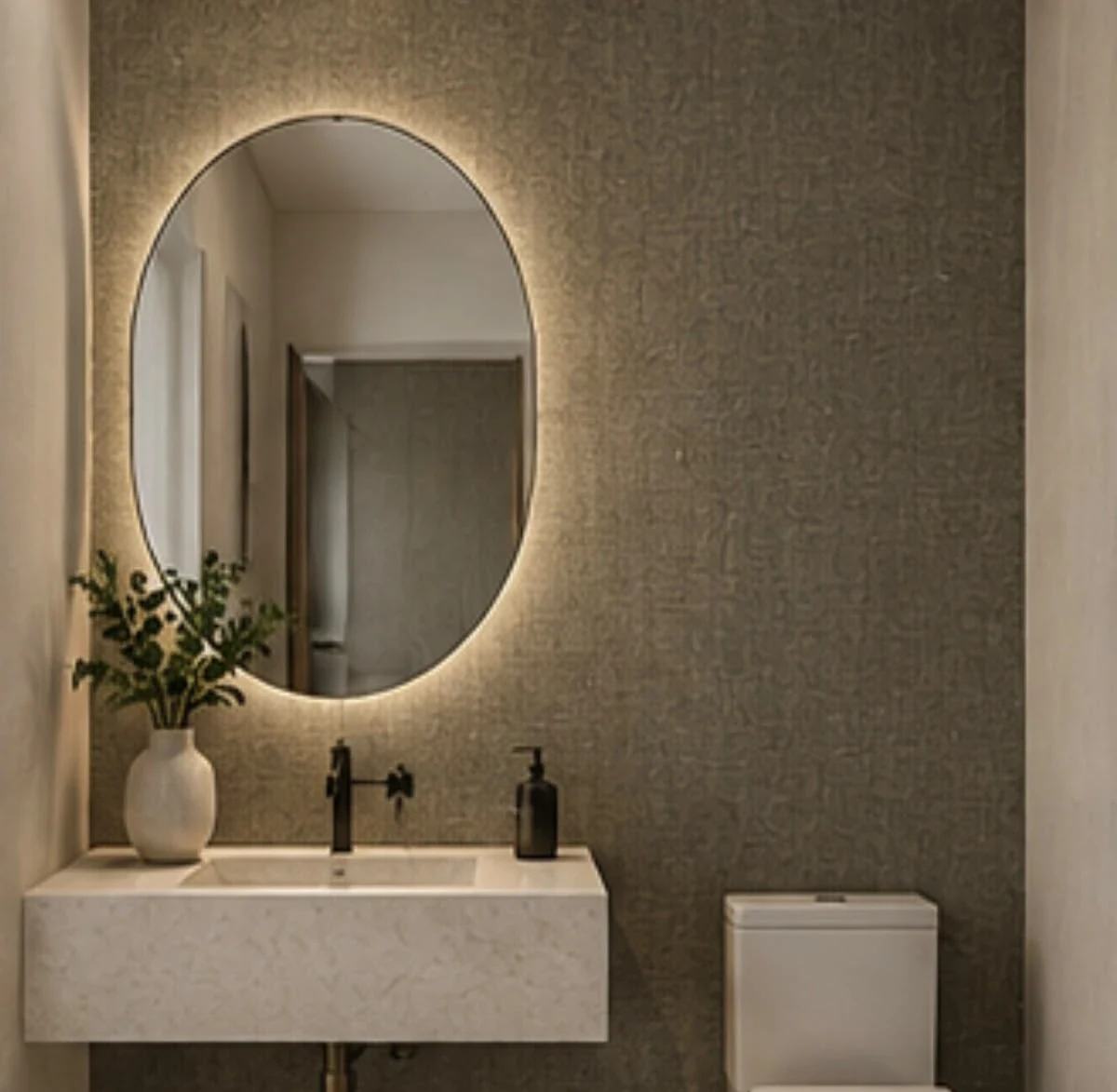 Medio baño con papel tapiz texturizado