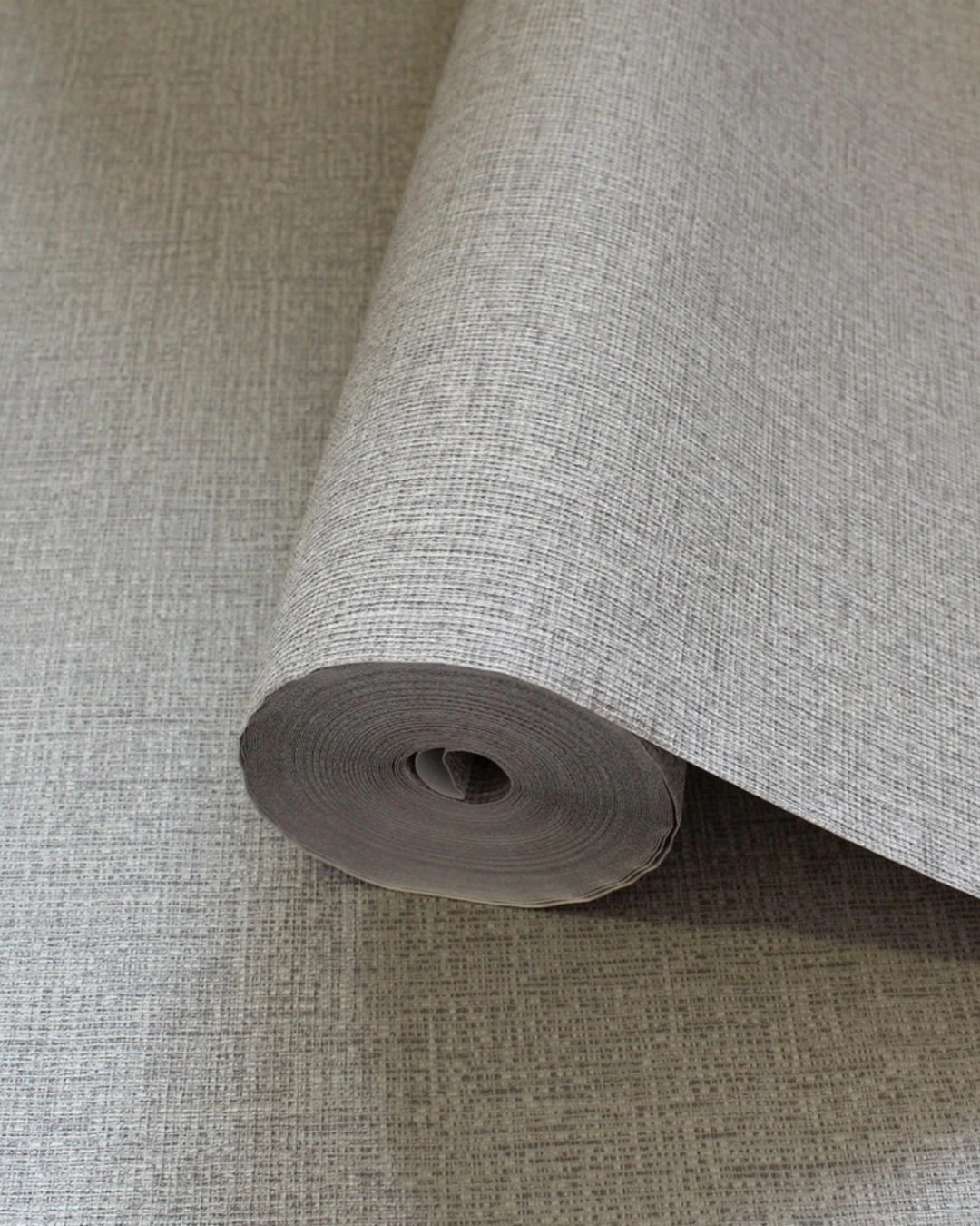 Rollo de papel tapiz texturizado en tono piedra