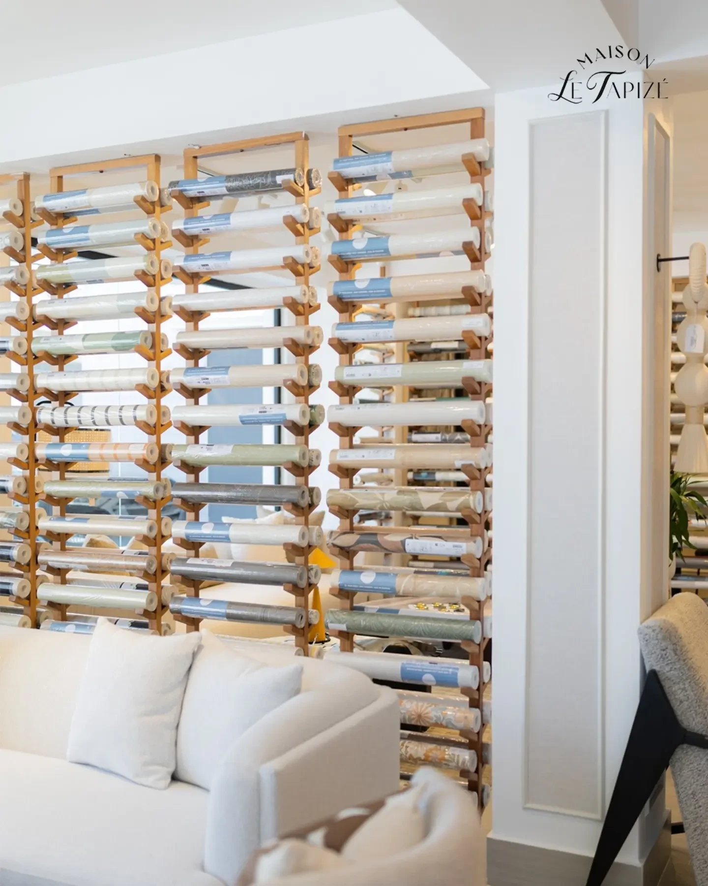Muestrario de rollos en el showroom