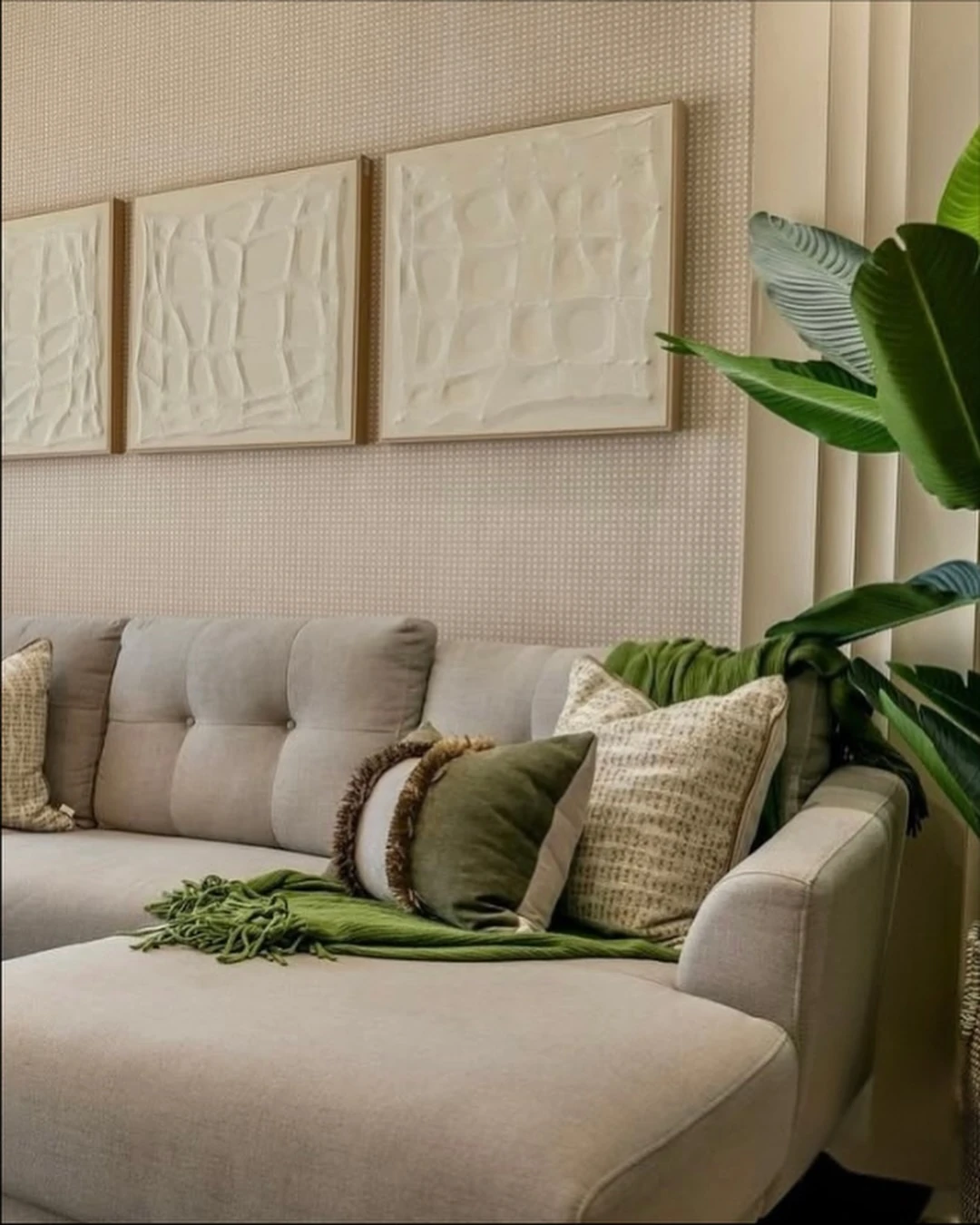 Comedor de un proyecto real con papel tapiz