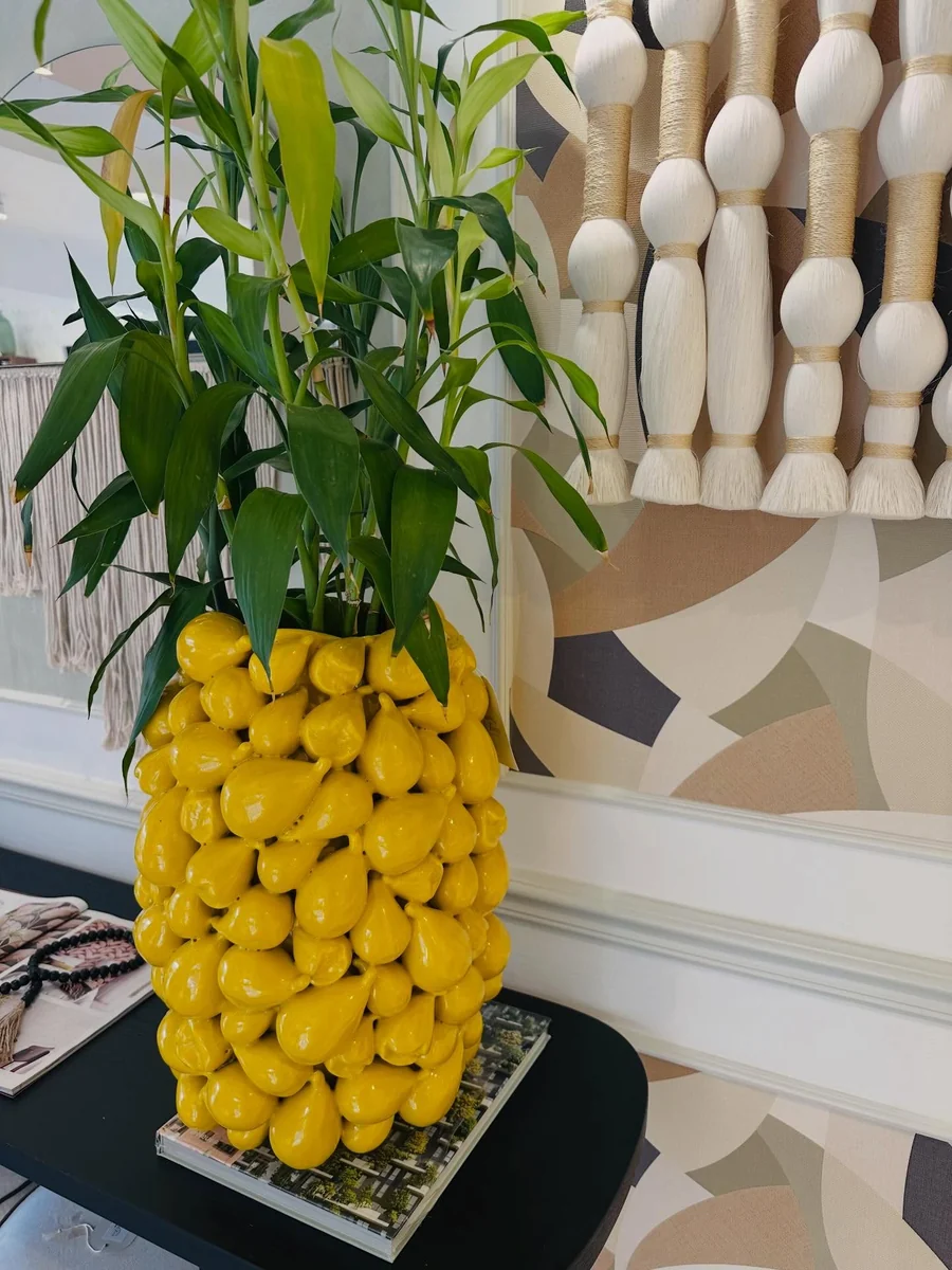 Jarrón de limones y columnas torneadas en la entrada de la Maison